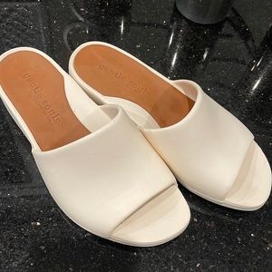 Gentle Souls slides. Cream. Size 7
